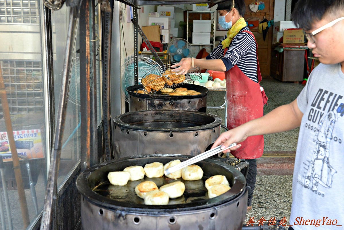 [台中太平]太平無名水煎包 – 太平超好吃的無名水煎包攤,內餡料多飽滿,剛煎好熱熱吃超過癮 !! 兩種口味水煎包都推薦,蔥油餅和酸菜包也不錯。