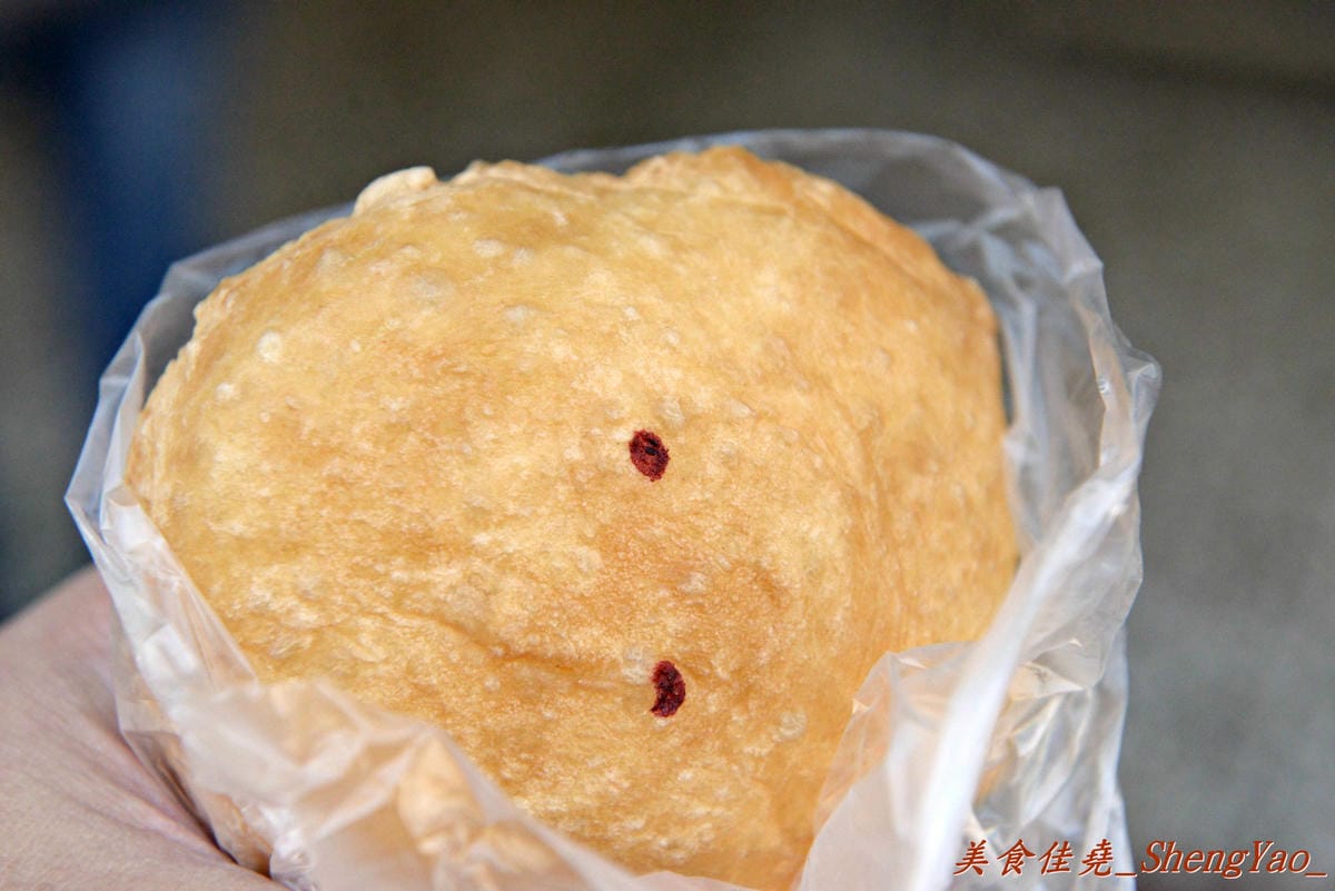 [台中太平]太平無名水煎包 – 太平超好吃的無名水煎包攤,內餡料多飽滿,剛煎好熱熱吃超過癮 !! 兩種口味水煎包都推薦,蔥油餅和酸菜包也不錯。