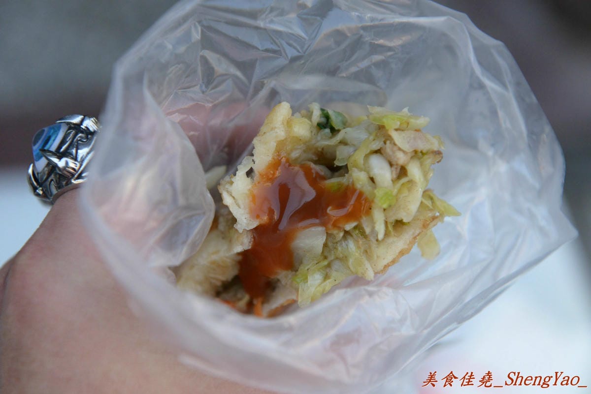 [台中太平]太平無名水煎包 – 太平超好吃的無名水煎包攤,內餡料多飽滿,剛煎好熱熱吃超過癮 !! 兩種口味水煎包都推薦,蔥油餅和酸菜包也不錯。