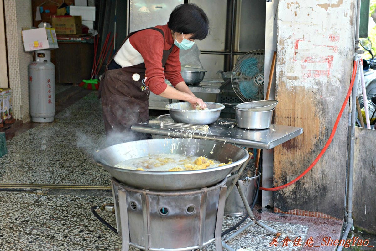 [台中太平]太平無名水煎包 – 太平超好吃的無名水煎包攤,內餡料多飽滿,剛煎好熱熱吃超過癮 !! 兩種口味水煎包都推薦,蔥油餅和酸菜包也不錯。