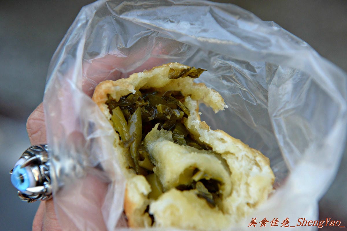[台中太平]太平無名水煎包 – 太平超好吃的無名水煎包攤,內餡料多飽滿,剛煎好熱熱吃超過癮 !! 兩種口味水煎包都推薦,蔥油餅和酸菜包也不錯。