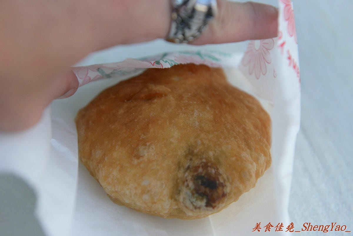 [台中太平]太平無名水煎包 – 太平超好吃的無名水煎包攤,內餡料多飽滿,剛煎好熱熱吃超過癮 !! 兩種口味水煎包都推薦,蔥油餅和酸菜包也不錯。