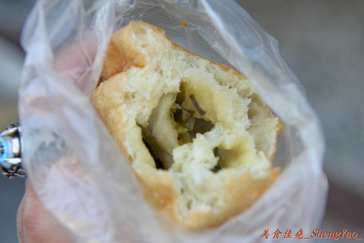 [台中太平]太平無名水煎包 – 太平超好吃的無名水煎包攤,內餡料多飽滿,剛煎好熱熱吃超過癮 !! 兩種口味水煎包都推薦,蔥油餅和酸菜包也不錯。