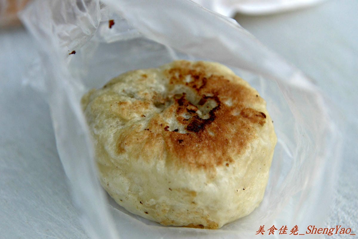 [台中太平]太平無名水煎包 – 太平超好吃的無名水煎包攤,內餡料多飽滿,剛煎好熱熱吃超過癮 !! 兩種口味水煎包都推薦,蔥油餅和酸菜包也不錯。