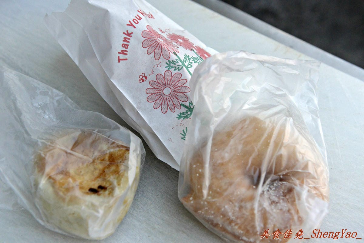[台中太平]太平無名水煎包 – 太平超好吃的無名水煎包攤,內餡料多飽滿,剛煎好熱熱吃超過癮 !! 兩種口味水煎包都推薦,蔥油餅和酸菜包也不錯。