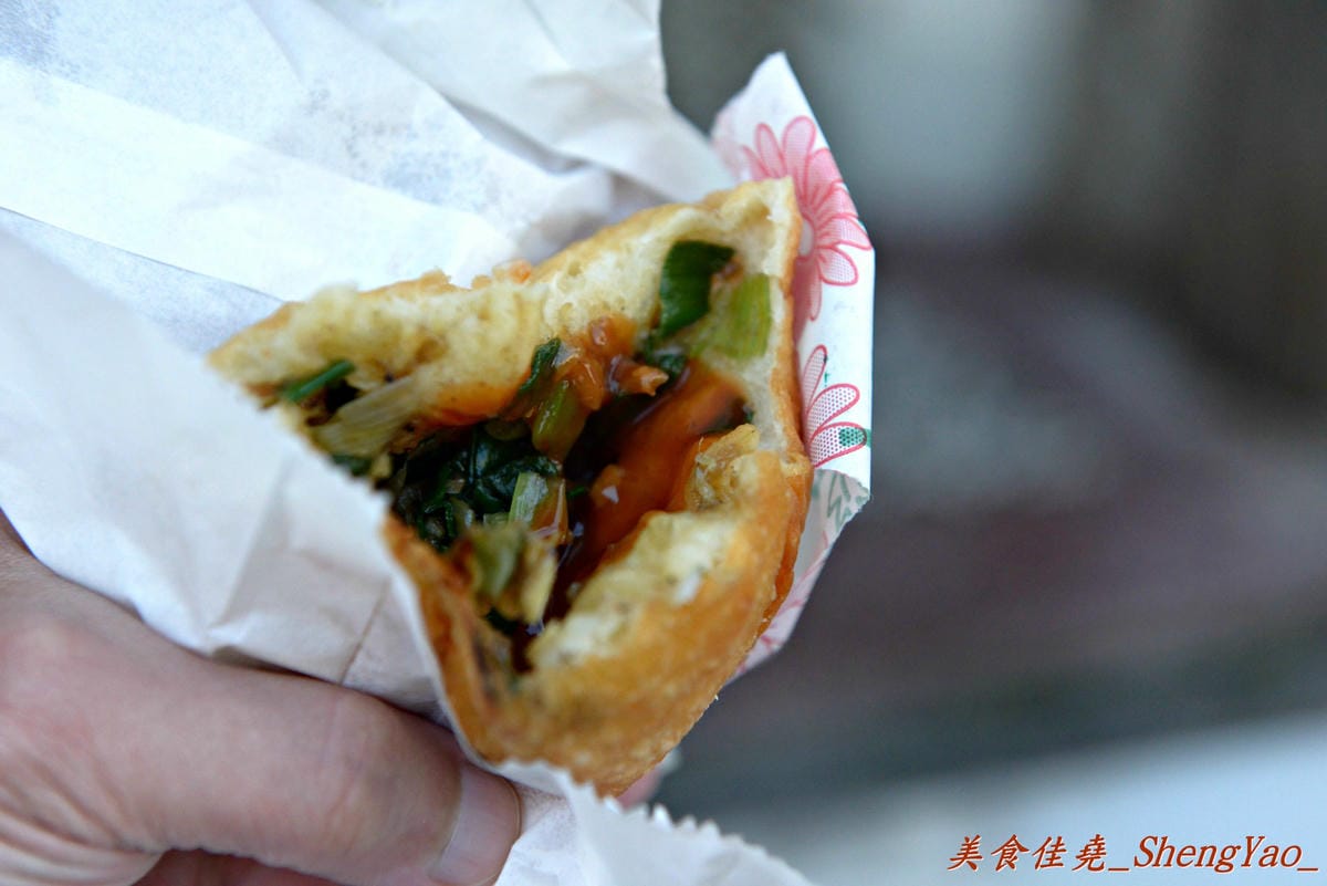[台中太平]太平無名水煎包 – 太平超好吃的無名水煎包攤,內餡料多飽滿,剛煎好熱熱吃超過癮 !! 兩種口味水煎包都推薦,蔥油餅和酸菜包也不錯。