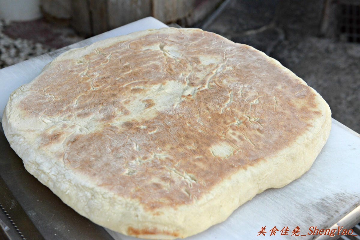 [台中太平]太平無名水煎包 – 太平超好吃的無名水煎包攤,內餡料多飽滿,剛煎好熱熱吃超過癮 !! 兩種口味水煎包都推薦,蔥油餅和酸菜包也不錯。