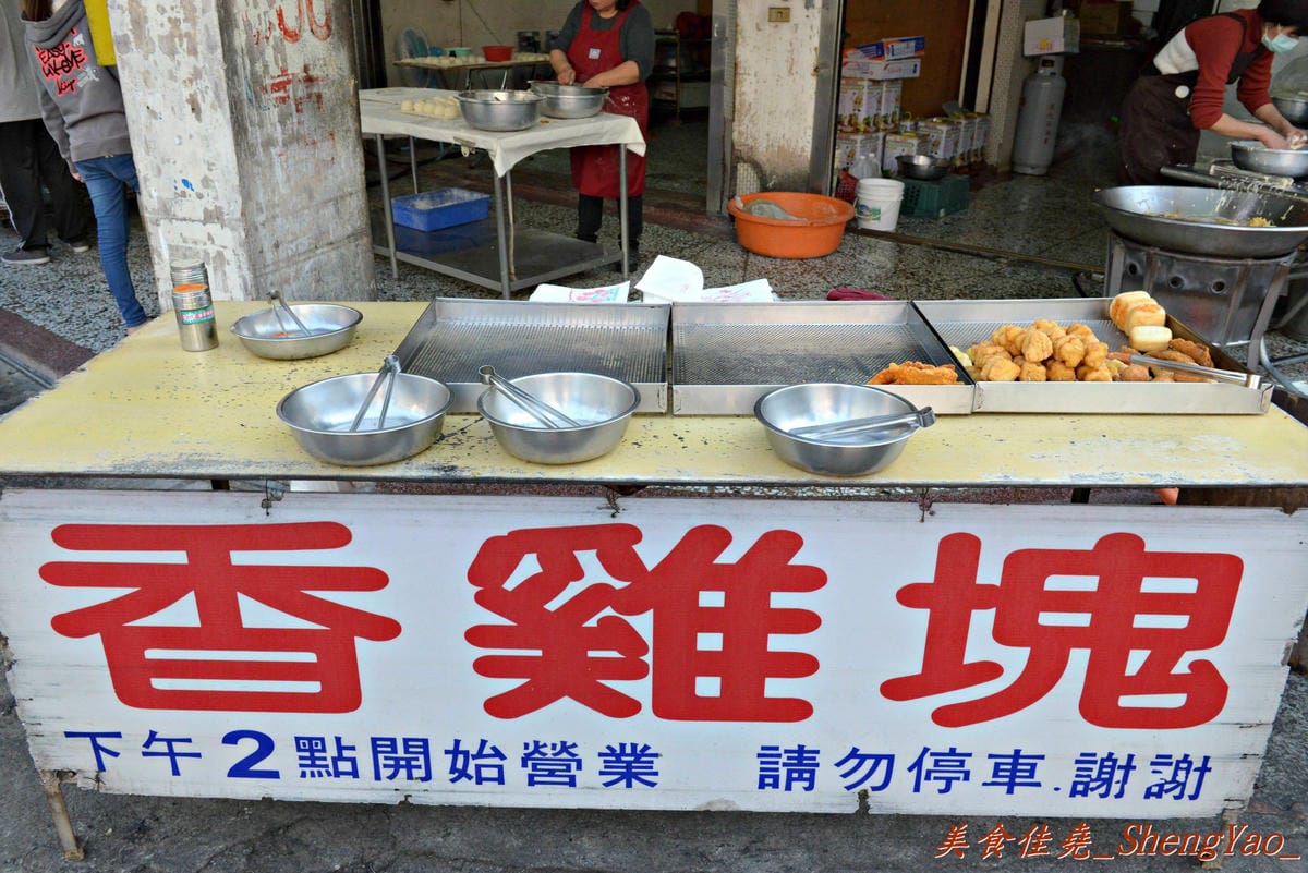 [台中太平]太平無名水煎包 – 太平超好吃的無名水煎包攤,內餡料多飽滿,剛煎好熱熱吃超過癮 !! 兩種口味水煎包都推薦,蔥油餅和酸菜包也不錯。