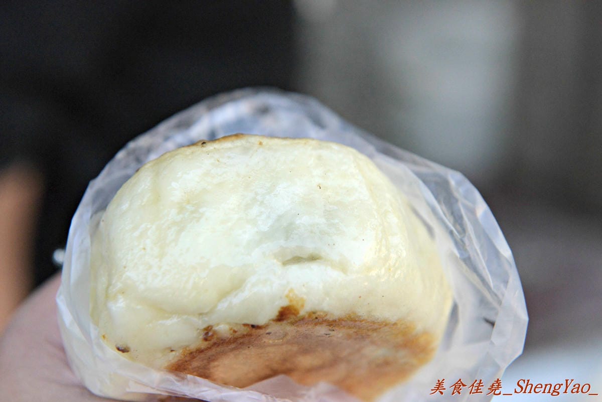 [台中太平]太平無名水煎包 – 太平超好吃的無名水煎包攤,內餡料多飽滿,剛煎好熱熱吃超過癮 !! 兩種口味水煎包都推薦,蔥油餅和酸菜包也不錯。