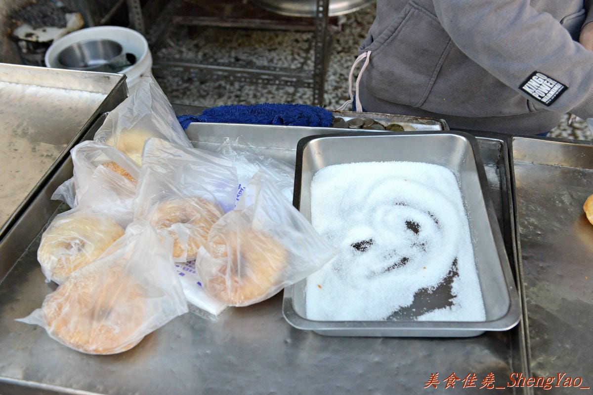 [台中太平]太平無名水煎包 – 太平超好吃的無名水煎包攤,內餡料多飽滿,剛煎好熱熱吃超過癮 !! 兩種口味水煎包都推薦,蔥油餅和酸菜包也不錯。
