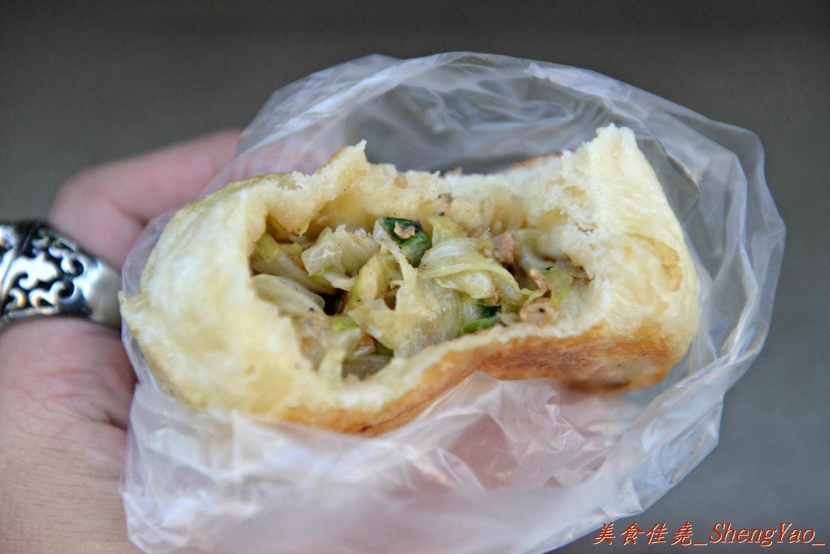 [台中太平]太平無名水煎包 – 太平超好吃的無名水煎包攤,內餡料多飽滿,剛煎好熱熱吃超過癮 !! 兩種口味水煎包都推薦,蔥油餅和酸菜包也不錯。