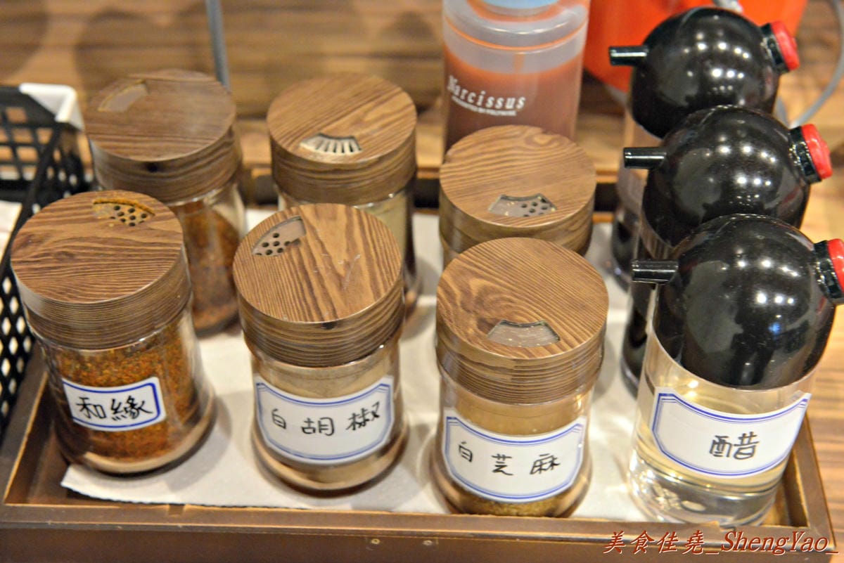 [台中北屯]麵屋秀城 – 以前的”丸拉麵”老闆新開的拉麵店,價格改走平價路線,拉麵口味稍微不如以前的”丸拉麵”,日式煎餃是亮點。