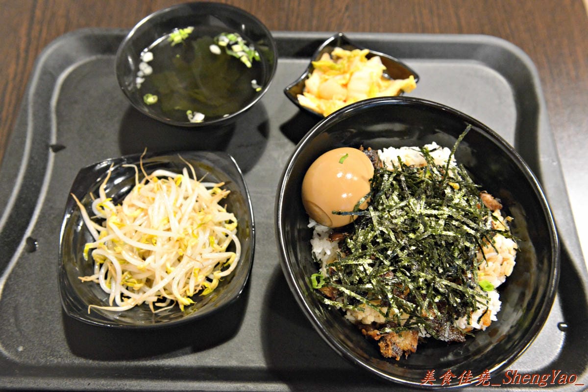 [台中北屯]麵屋秀城 – 以前的”丸拉麵”老闆新開的拉麵店,價格改走平價路線,拉麵口味稍微不如以前的”丸拉麵”,日式煎餃是亮點。