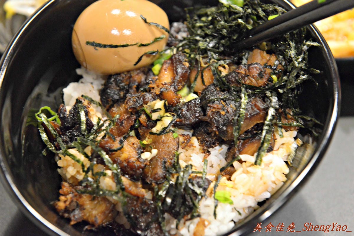 [台中北屯]麵屋秀城 – 以前的”丸拉麵”老闆新開的拉麵店,價格改走平價路線,拉麵口味稍微不如以前的”丸拉麵”,日式煎餃是亮點。