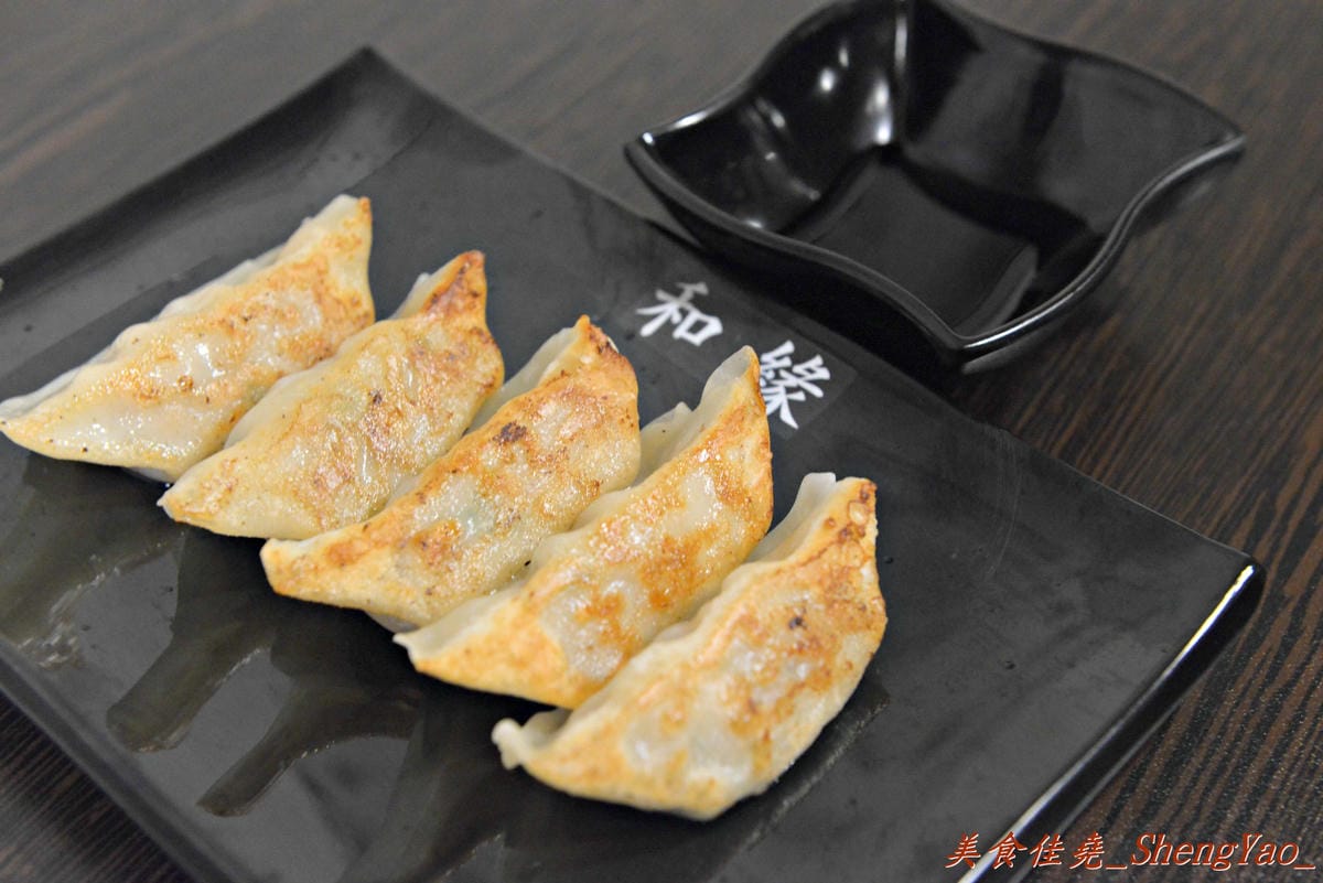 [台中北屯]麵屋秀城 – 以前的”丸拉麵”老闆新開的拉麵店,價格改走平價路線,拉麵口味稍微不如以前的”丸拉麵”,日式煎餃是亮點。