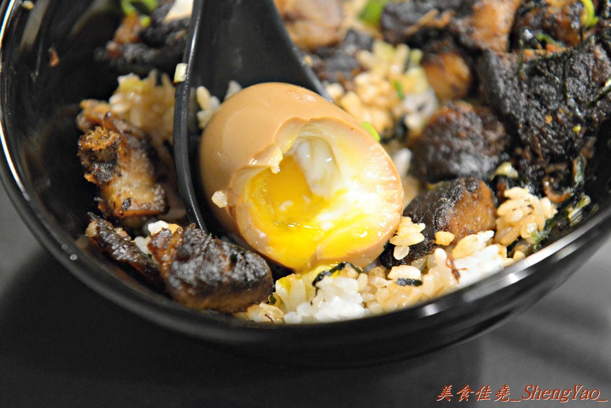 [台中北屯]麵屋秀城 – 以前的”丸拉麵”老闆新開的拉麵店,價格改走平價路線,拉麵口味稍微不如以前的”丸拉麵”,日式煎餃是亮點。
