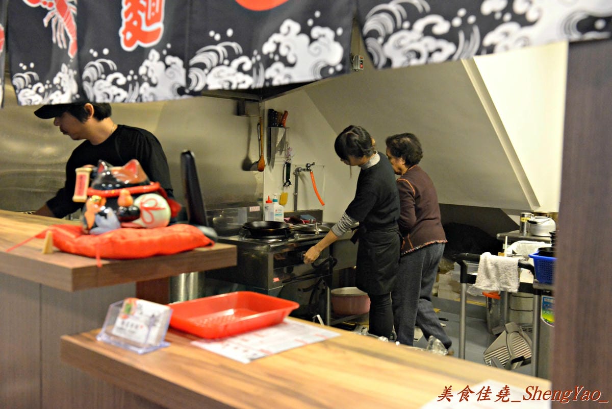 [台中北屯]麵屋秀城 – 以前的”丸拉麵”老闆新開的拉麵店,價格改走平價路線,拉麵口味稍微不如以前的”丸拉麵”,日式煎餃是亮點。