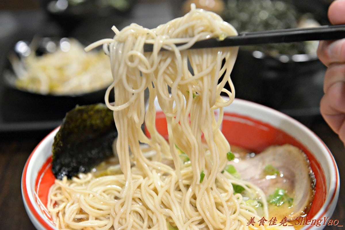 [台中北屯]麵屋秀城 – 以前的”丸拉麵”老闆新開的拉麵店,價格改走平價路線,拉麵口味稍微不如以前的”丸拉麵”,日式煎餃是亮點。