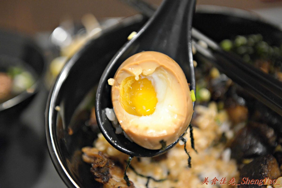 [台中北屯]麵屋秀城 – 以前的”丸拉麵”老闆新開的拉麵店,價格改走平價路線,拉麵口味稍微不如以前的”丸拉麵”,日式煎餃是亮點。