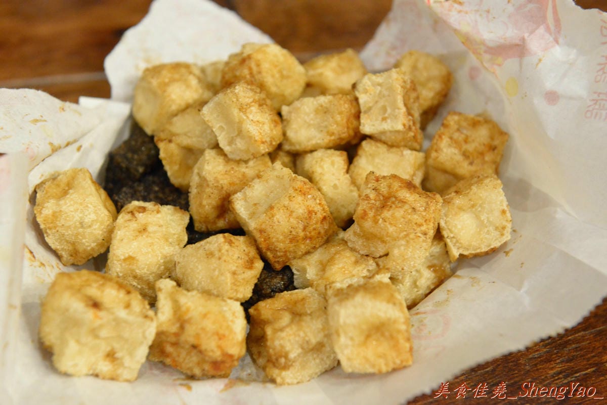 [台中沙鹿]銓仔炸雞 靜宜店 – 來自大雅的三十年歷史老牌鹹酥雞店, 炸物口味特殊,下酒又好配飯,大推香雞排、魷魚和百頁豆腐。(店家邀約)(已歇業)