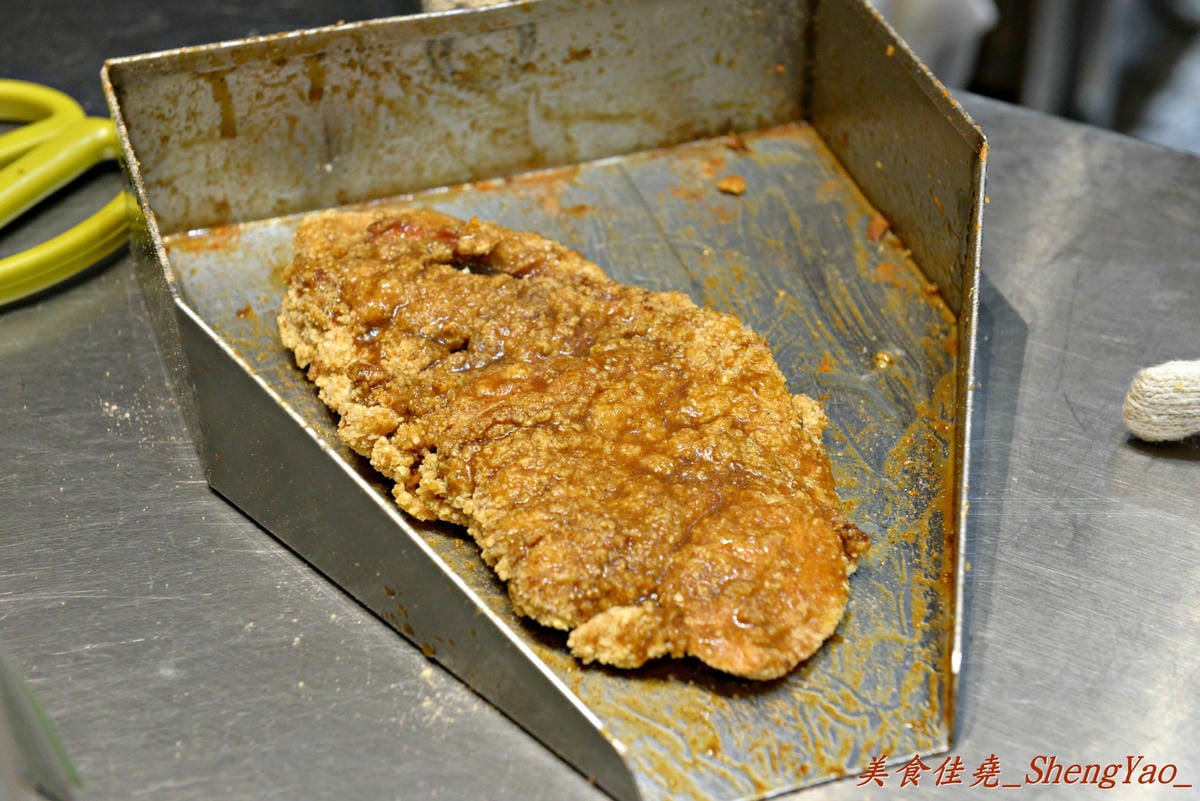 [台中沙鹿]銓仔炸雞 靜宜店 – 來自大雅的三十年歷史老牌鹹酥雞店, 炸物口味特殊,下酒又好配飯,大推香雞排、魷魚和百頁豆腐。(店家邀約)(已歇業)