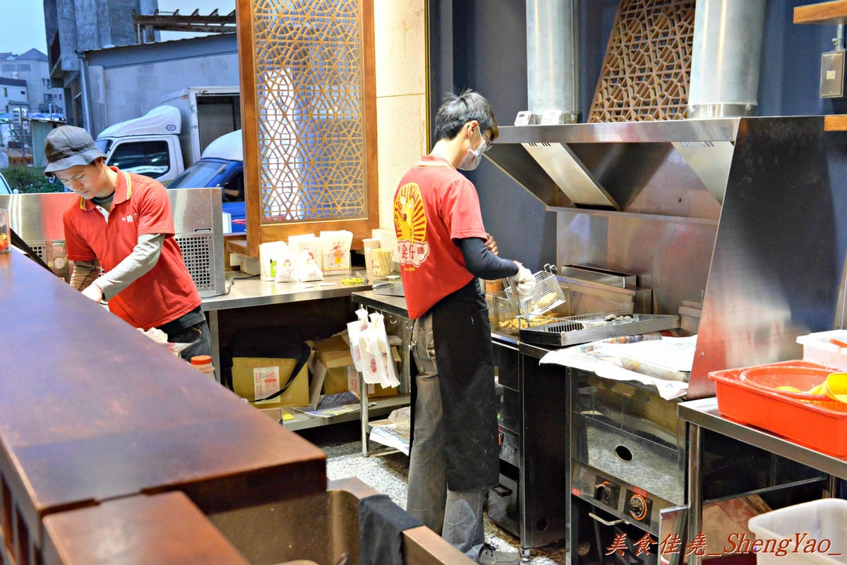 [台中沙鹿]銓仔炸雞 靜宜店 – 來自大雅的三十年歷史老牌鹹酥雞店, 炸物口味特殊,下酒又好配飯,大推香雞排、魷魚和百頁豆腐。(店家邀約)(已歇業)