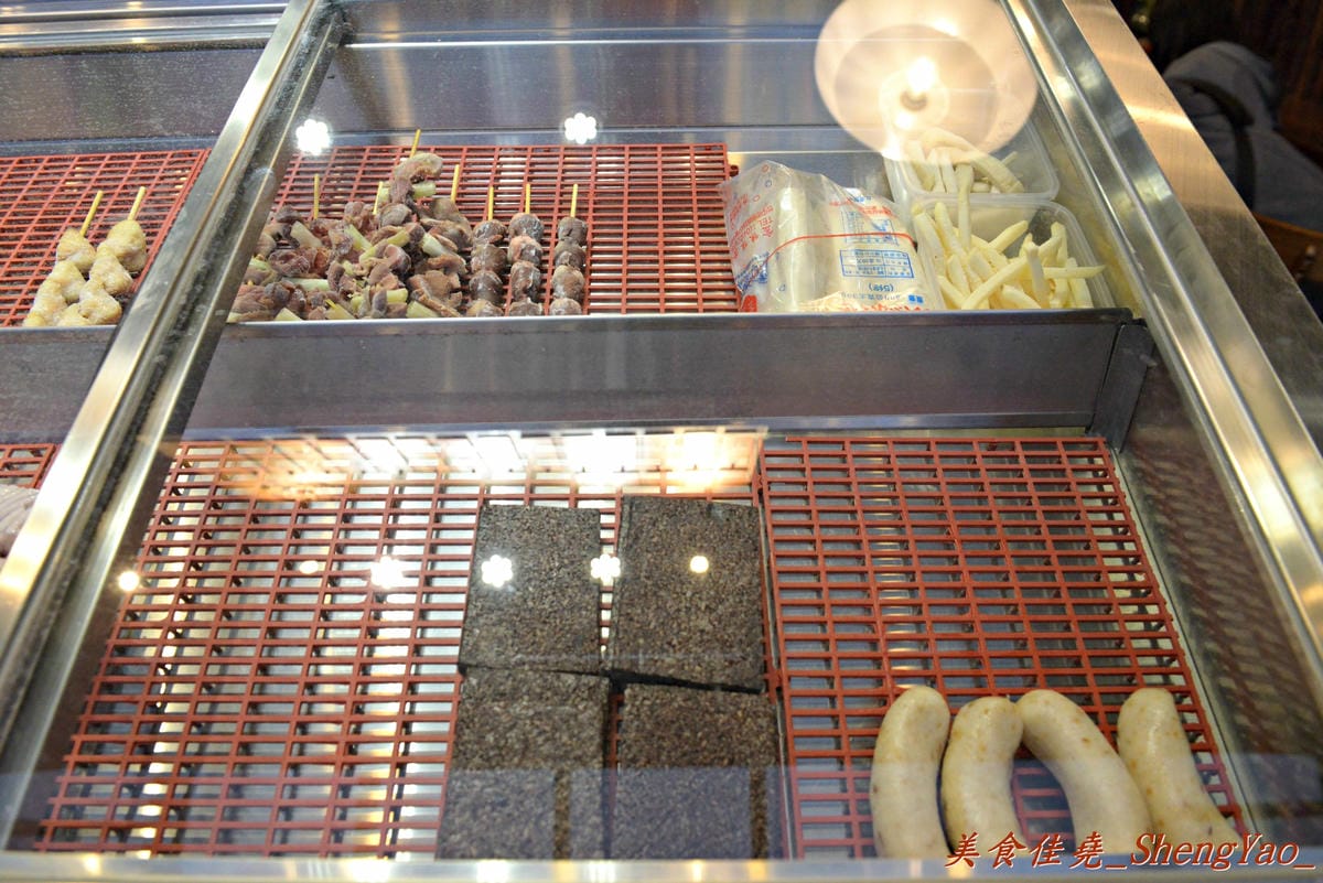 [台中沙鹿]銓仔炸雞 靜宜店 – 來自大雅的三十年歷史老牌鹹酥雞店, 炸物口味特殊,下酒又好配飯,大推香雞排、魷魚和百頁豆腐。(店家邀約)(已歇業)