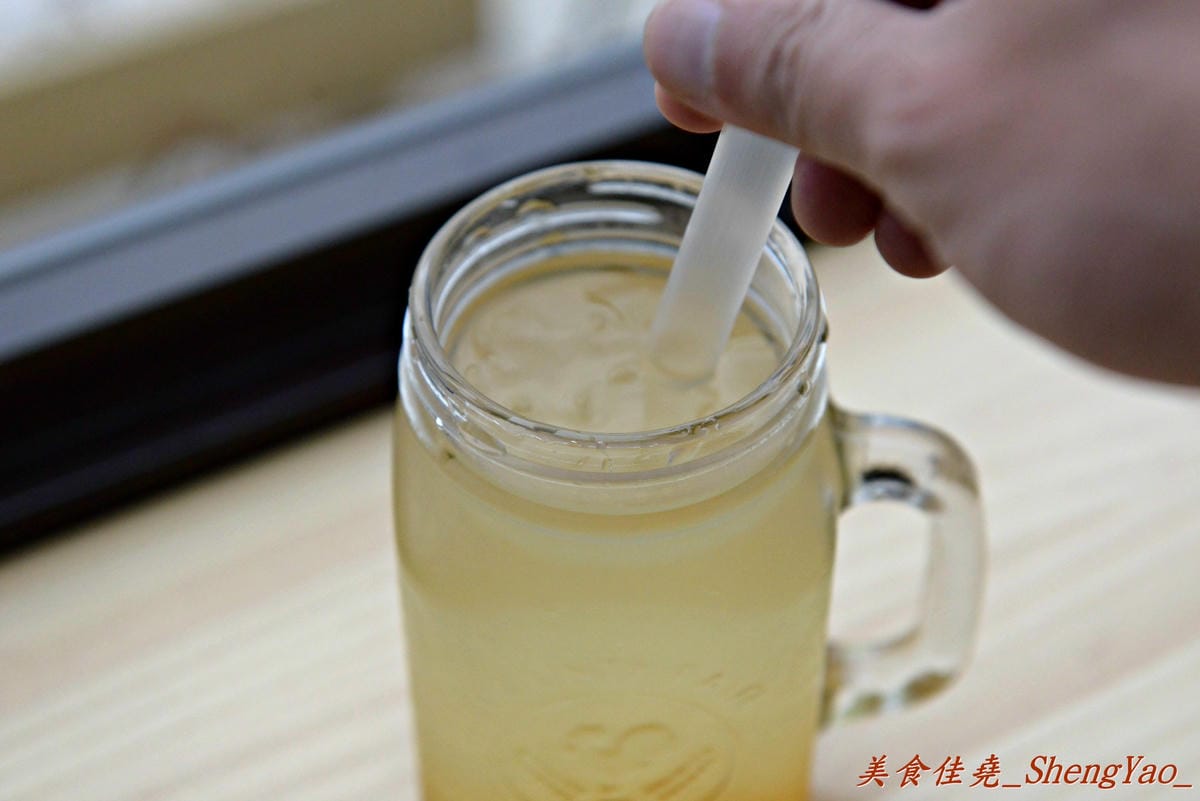 [台中清水]Two兔CAFE – 清水新的夜景咖啡廳,170度廣角視野,可看夜景和夕陽美景,店內還有兩隻小兔仔,肥胖可愛的萌樣讓心都快被融化了。
