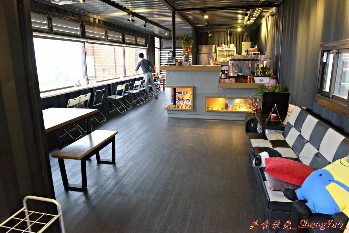 [台中清水]Two兔CAFE – 清水新的夜景咖啡廳,170度廣角視野,可看夜景和夕陽美景,店內還有兩隻小兔仔,肥胖可愛的萌樣讓心都快被融化了。