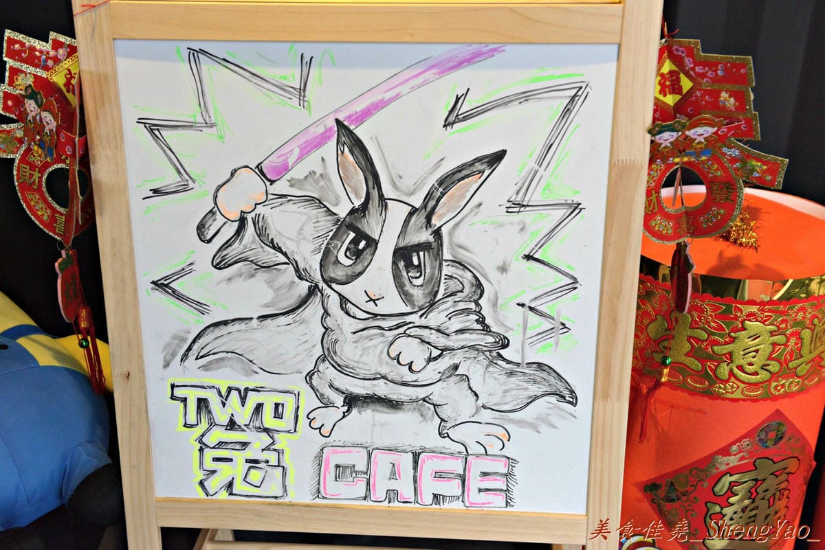 [台中清水]Two兔CAFE – 清水新的夜景咖啡廳,170度廣角視野,可看夜景和夕陽美景,店內還有兩隻小兔仔,肥胖可愛的萌樣讓心都快被融化了。