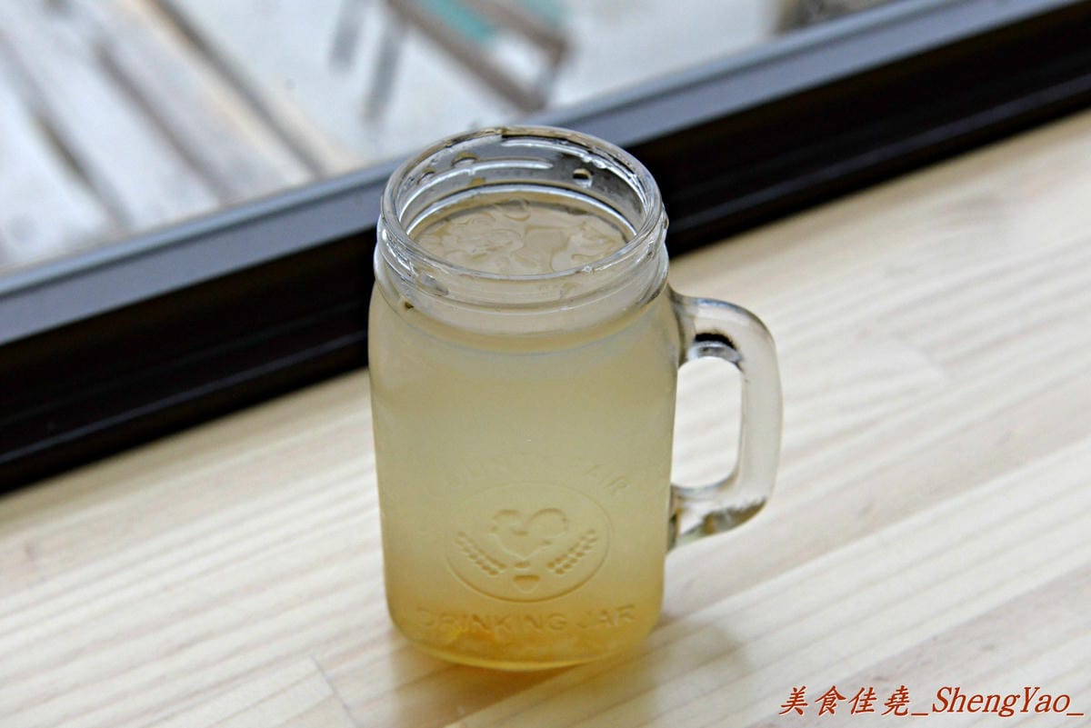 [台中清水]Two兔CAFE – 清水新的夜景咖啡廳,170度廣角視野,可看夜景和夕陽美景,店內還有兩隻小兔仔,肥胖可愛的萌樣讓心都快被融化了。