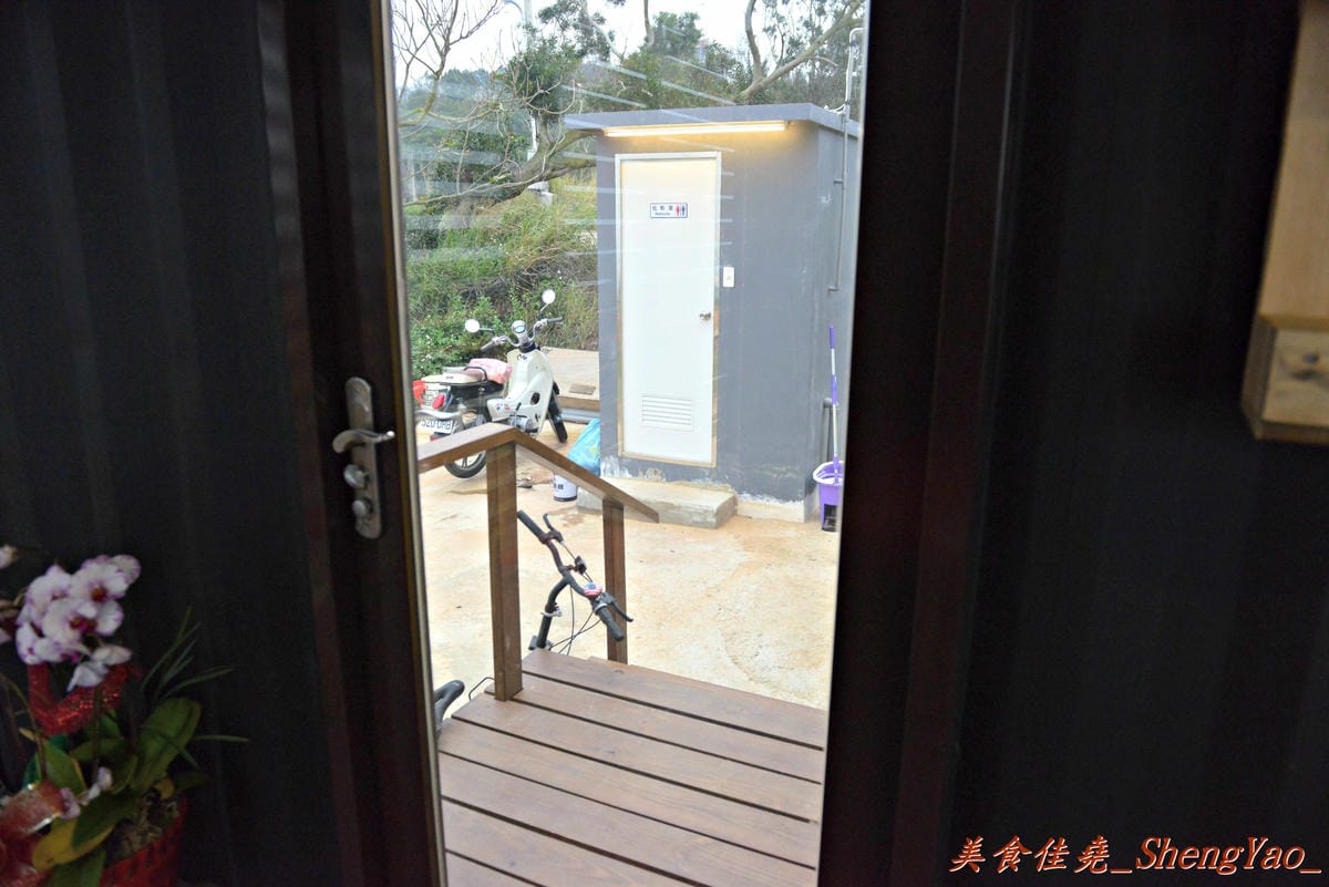 [台中清水]Two兔CAFE – 清水新的夜景咖啡廳,170度廣角視野,可看夜景和夕陽美景,店內還有兩隻小兔仔,肥胖可愛的萌樣讓心都快被融化了。