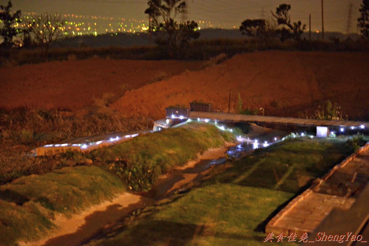 [台中清水]Two兔CAFE – 清水新的夜景咖啡廳,170度廣角視野,可看夜景和夕陽美景,店內還有兩隻小兔仔,肥胖可愛的萌樣讓心都快被融化了。