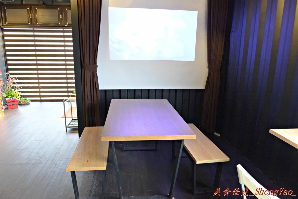 [台中清水]Two兔CAFE – 清水新的夜景咖啡廳,170度廣角視野,可看夜景和夕陽美景,店內還有兩隻小兔仔,肥胖可愛的萌樣讓心都快被融化了。