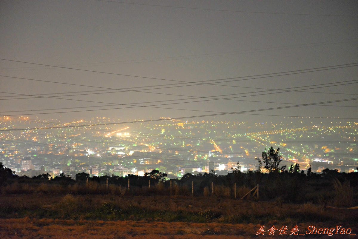 [台中清水]Two兔CAFE – 清水新的夜景咖啡廳,170度廣角視野,可看夜景和夕陽美景,店內還有兩隻小兔仔,肥胖可愛的萌樣讓心都快被融化了。