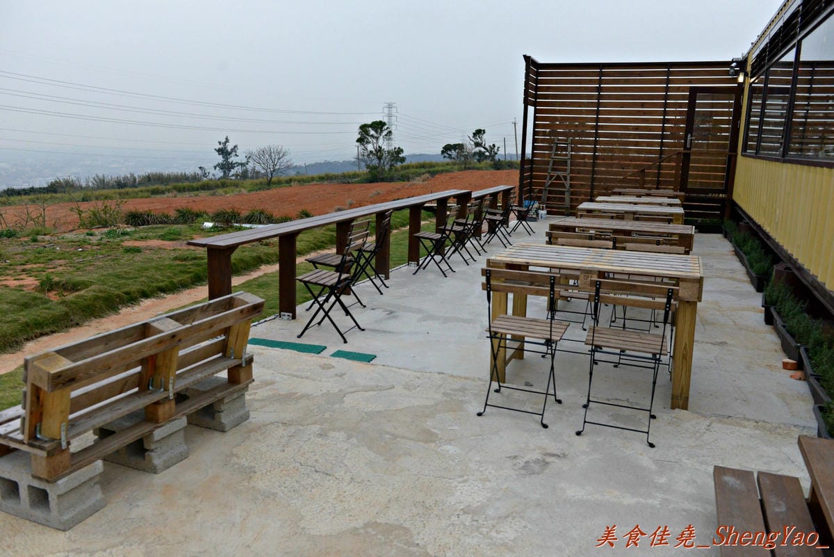 [台中清水]Two兔CAFE – 清水新的夜景咖啡廳,170度廣角視野,可看夜景和夕陽美景,店內還有兩隻小兔仔,肥胖可愛的萌樣讓心都快被融化了。
