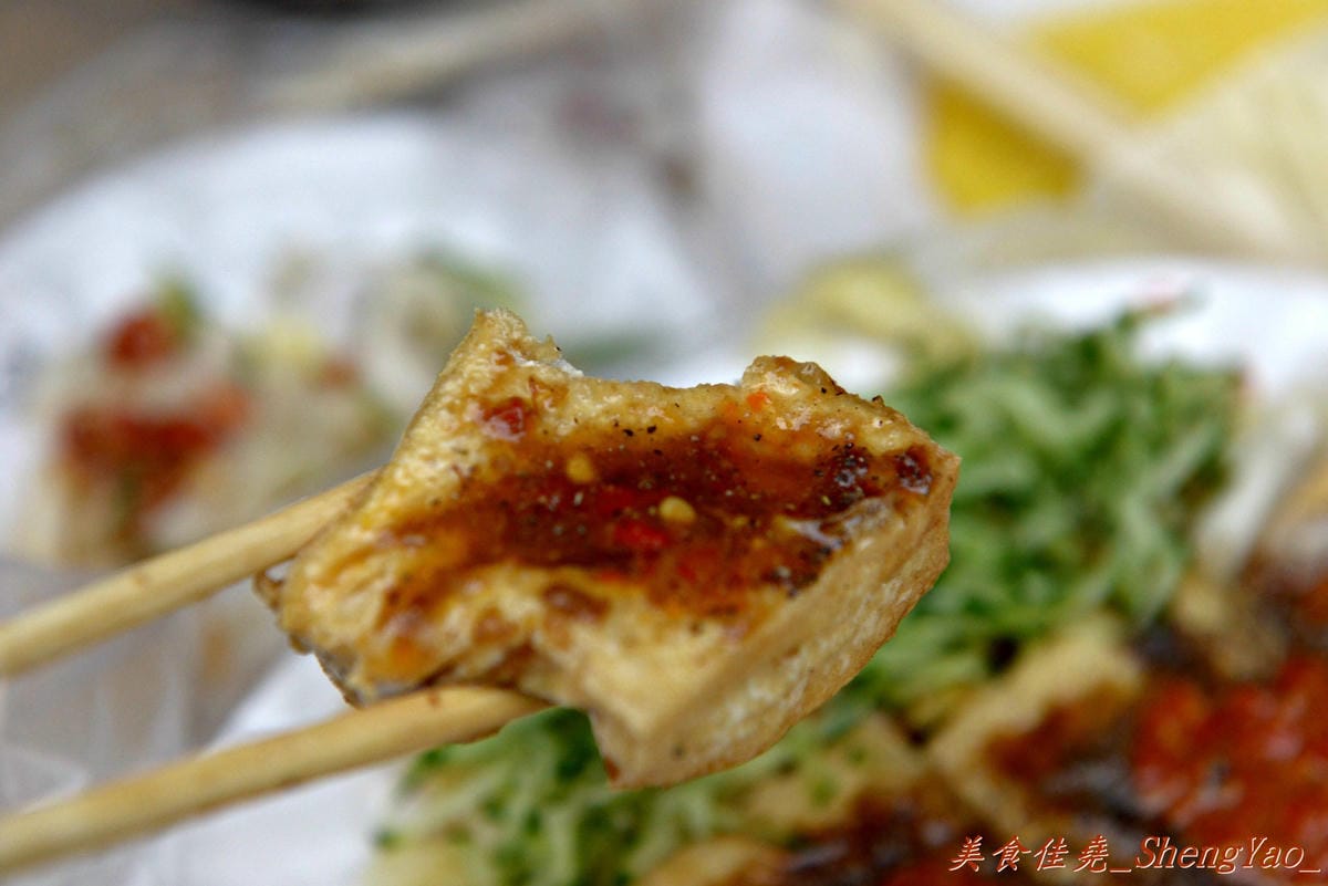 [台中清水]來來臭豆腐 – 清水超人氣臭豆腐餐車,百香果口味臭豆腐很有創意,老闆大方又熱情,來吃要有被餵到飽的心理準備。(已有店面,文末有地圖)