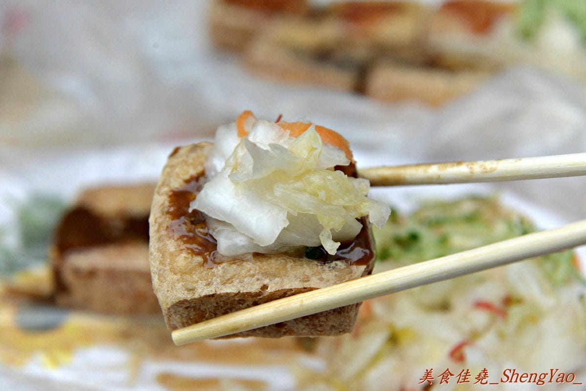 [台中清水]來來臭豆腐 – 清水超人氣臭豆腐餐車,百香果口味臭豆腐很有創意,老闆大方又熱情,來吃要有被餵到飽的心理準備。(已有店面,文末有地圖)