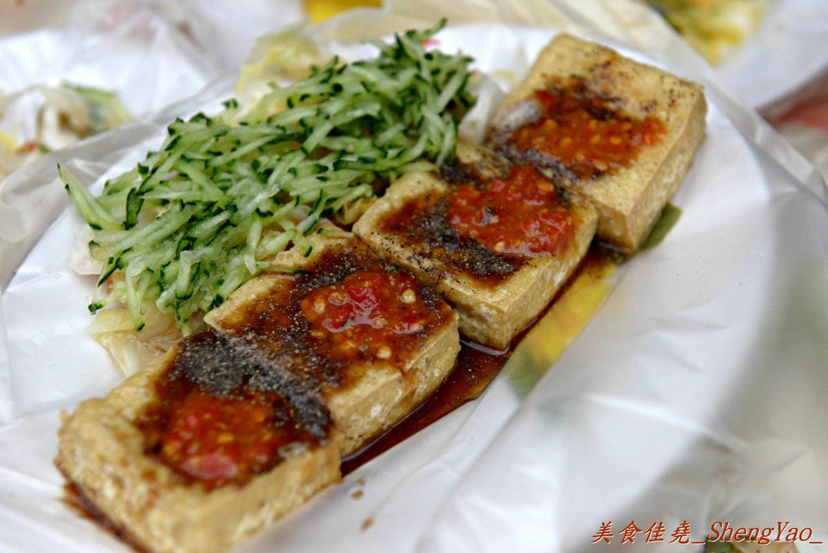 [台中清水]來來臭豆腐 – 清水超人氣臭豆腐餐車,百香果口味臭豆腐很有創意,老闆大方又熱情,來吃要有被餵到飽的心理準備。(已有店面,文末有地圖)