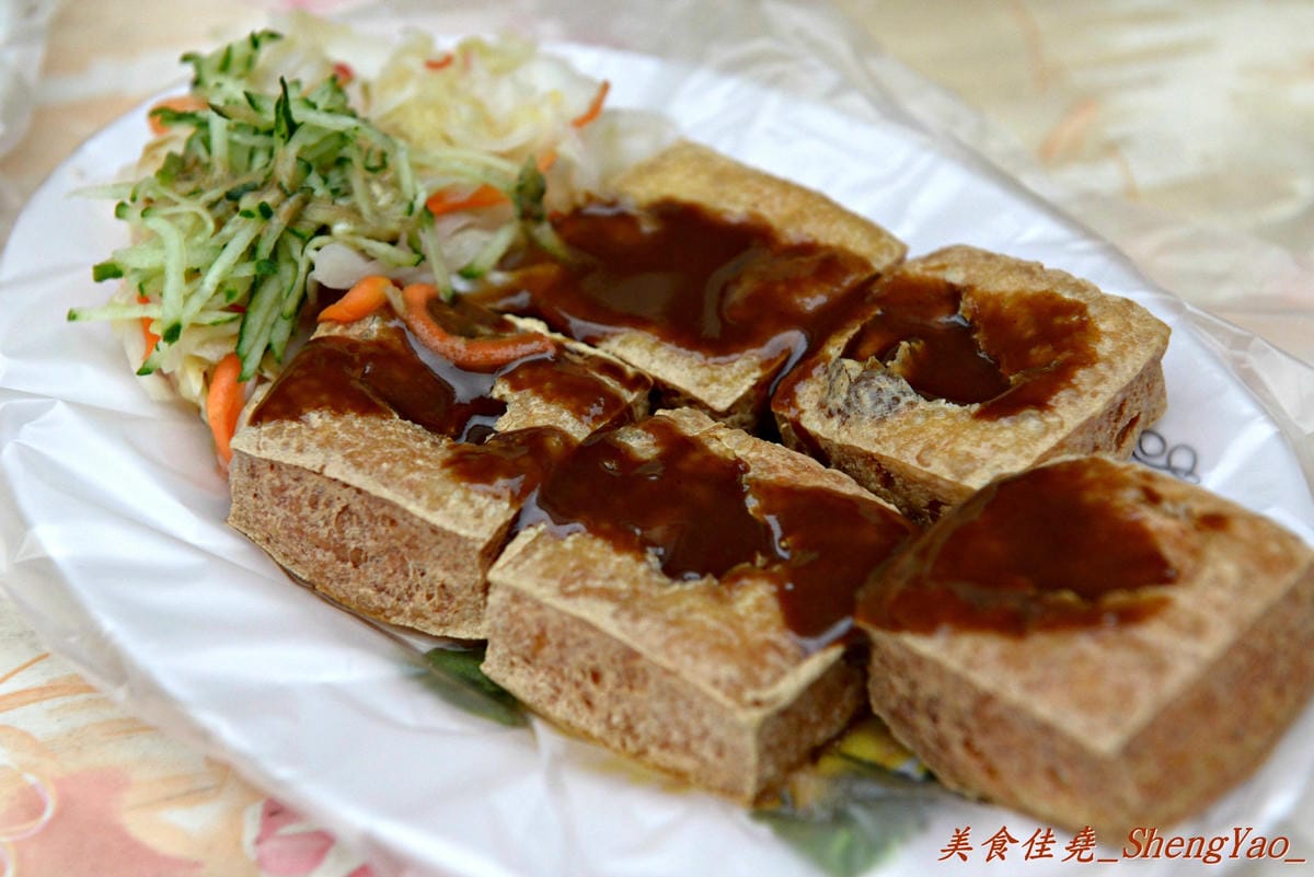 [台中清水]來來臭豆腐 – 清水超人氣臭豆腐餐車,百香果口味臭豆腐很有創意,老闆大方又熱情,來吃要有被餵到飽的心理準備。(已有店面,文末有地圖)
