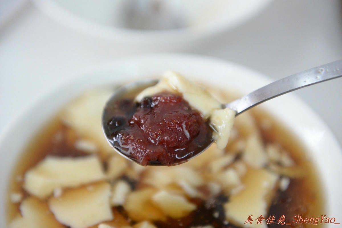 [台中清水]尚品豆花 – 清水怪怪美食,連日本遊客看到都會驚呼的麻辣豆花,吃起來並沒有想像中那樣可怕,讓人有點想要來上一碗白飯配著吃。