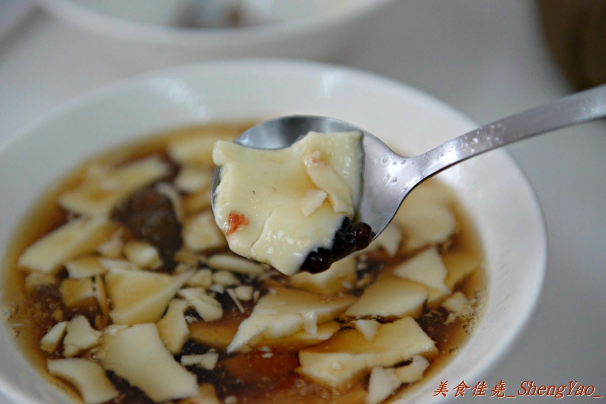 [台中清水]尚品豆花 – 清水怪怪美食,連日本遊客看到都會驚呼的麻辣豆花,吃起來並沒有想像中那樣可怕,讓人有點想要來上一碗白飯配著吃。