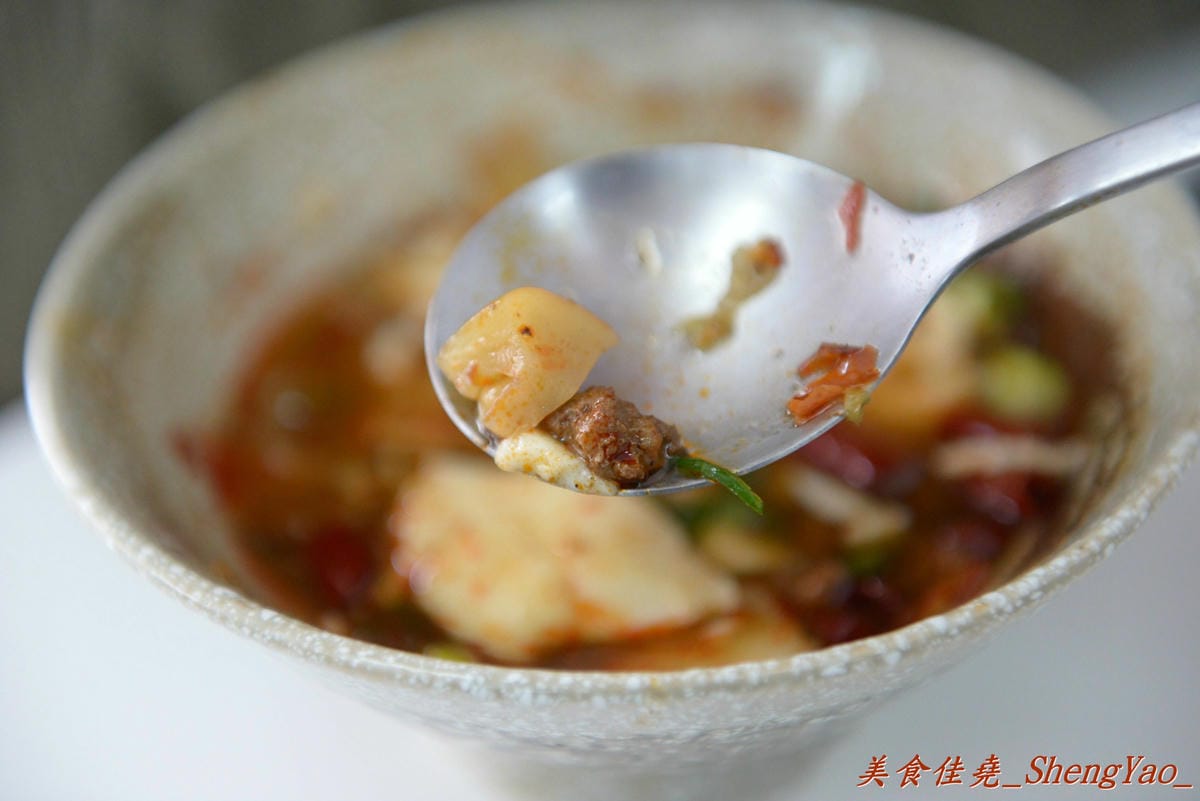 [台中清水]尚品豆花 – 清水怪怪美食,連日本遊客看到都會驚呼的麻辣豆花,吃起來並沒有想像中那樣可怕,讓人有點想要來上一碗白飯配著吃。