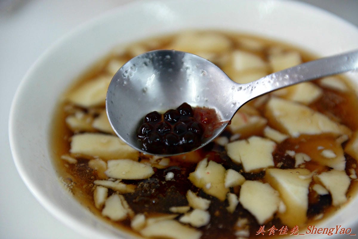 [台中清水]尚品豆花 – 清水怪怪美食,連日本遊客看到都會驚呼的麻辣豆花,吃起來並沒有想像中那樣可怕,讓人有點想要來上一碗白飯配著吃。