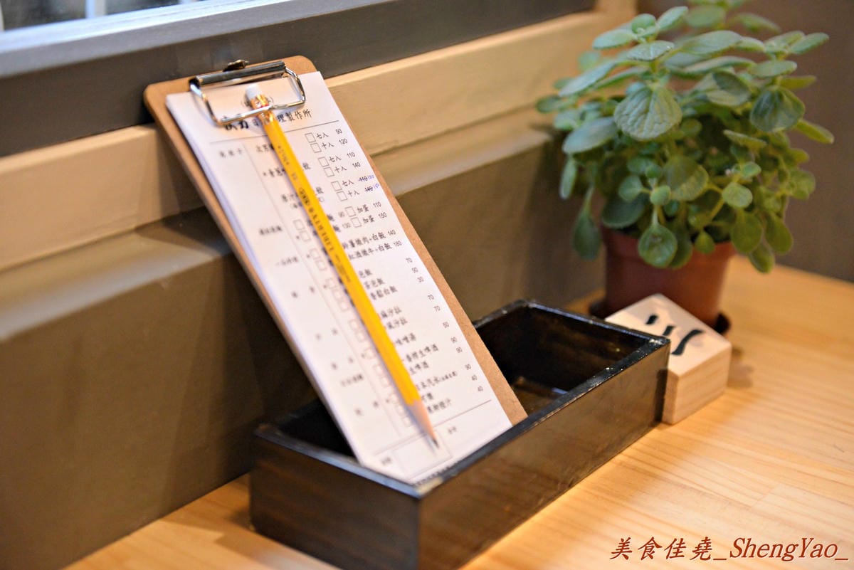 [台中西區]次男 日食料理製作所 – MEN拉麵新品牌, 老宅改造店家又一間,裝潢很有特色,非常適合情侶和家庭用餐,餐點大推原汁牛肉燒餃。(已歇業)