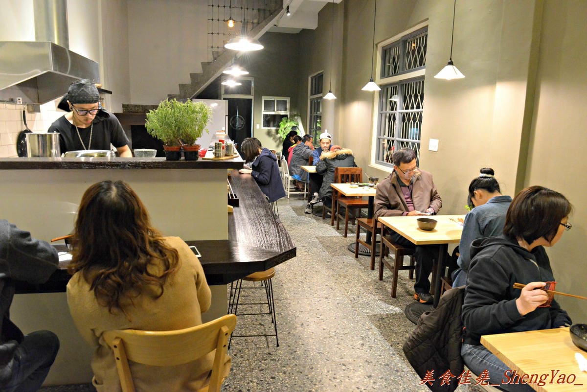 [台中西區]次男 日食料理製作所 – MEN拉麵新品牌, 老宅改造店家又一間,裝潢很有特色,非常適合情侶和家庭用餐,餐點大推原汁牛肉燒餃。(已歇業)