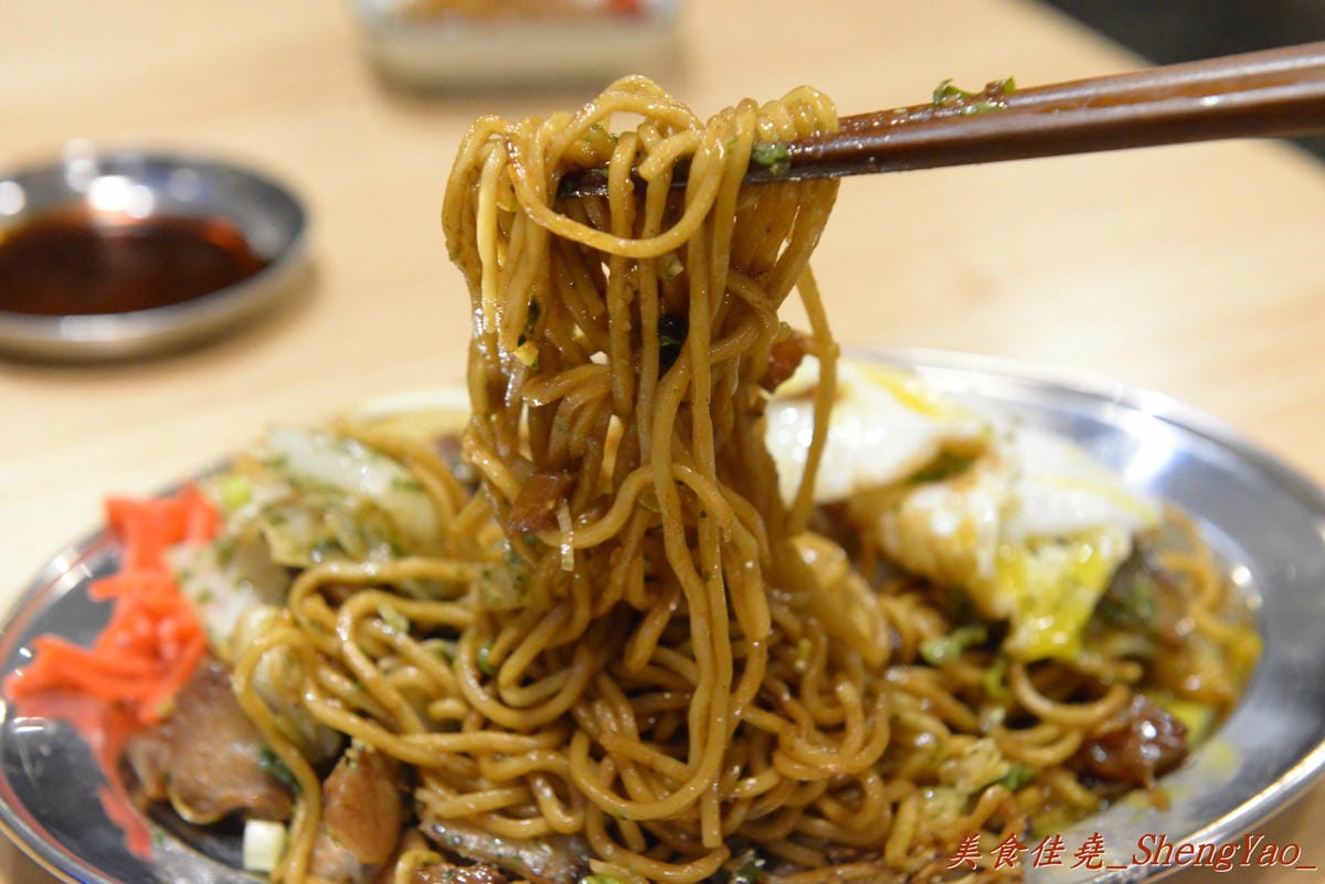 [台中西區]次男 日食料理製作所 – MEN拉麵新品牌, 老宅改造店家又一間,裝潢很有特色,非常適合情侶和家庭用餐,餐點大推原汁牛肉燒餃。(已歇業)