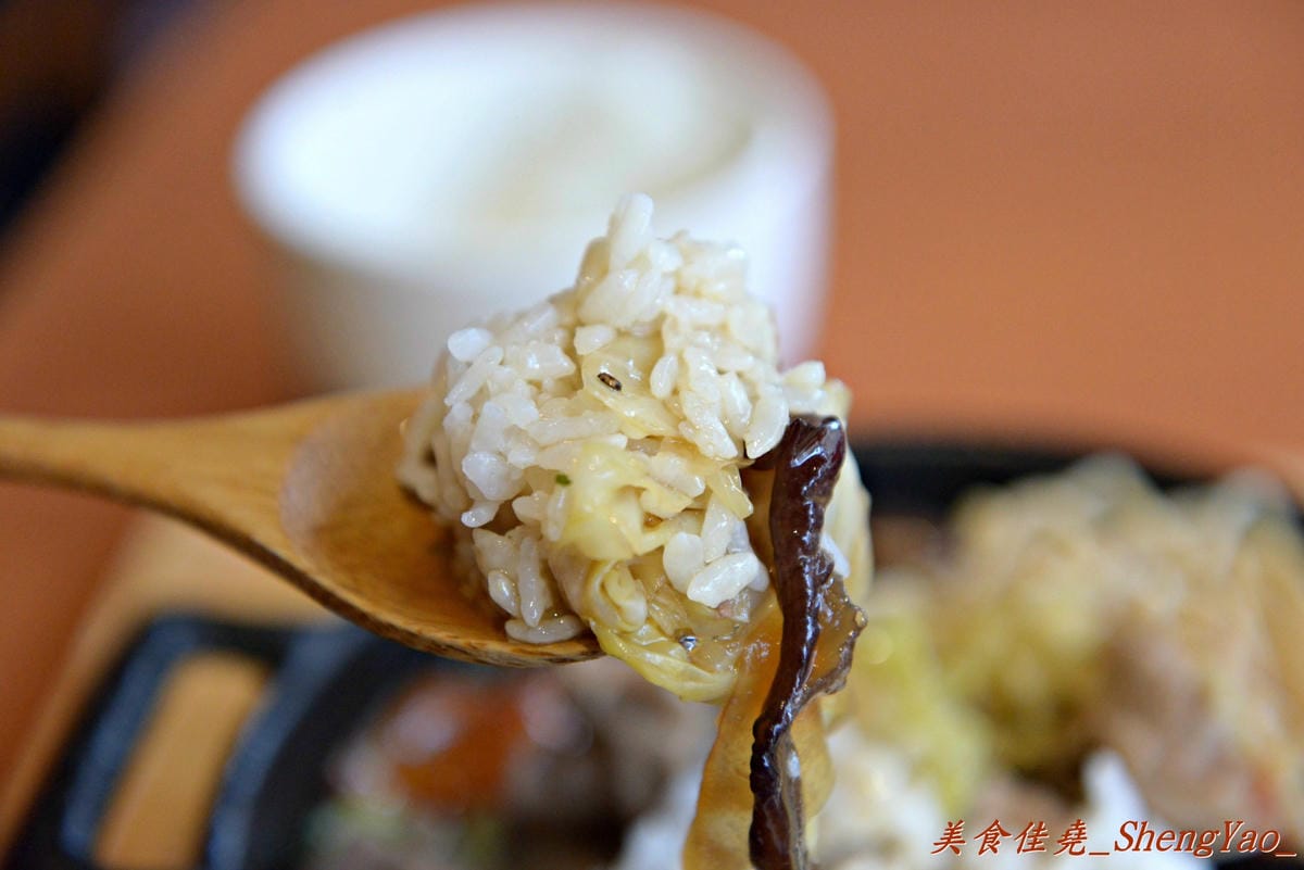 [台中龍井]豆子洋食商行 – 在東海商圈小有名氣的”豆子咖啡”轉型賣洋食鍋物了,餐點口味有水準,份量充足且價位合理,用餐環境超舒適,約會聚餐好去處。(店家邀約)