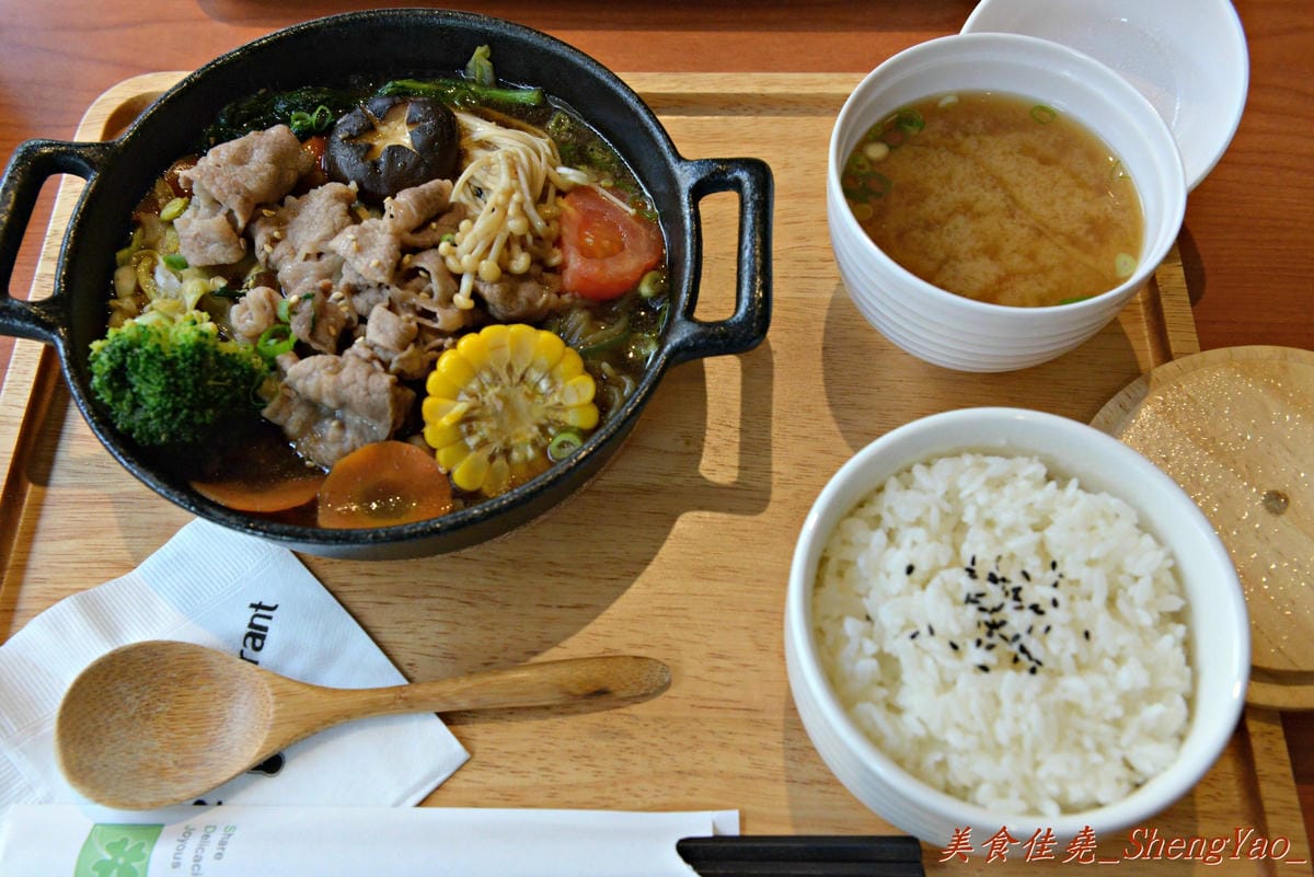 [台中龍井]豆子洋食商行 – 在東海商圈小有名氣的”豆子咖啡”轉型賣洋食鍋物了,餐點口味有水準,份量充足且價位合理,用餐環境超舒適,約會聚餐好去處。(店家邀約)