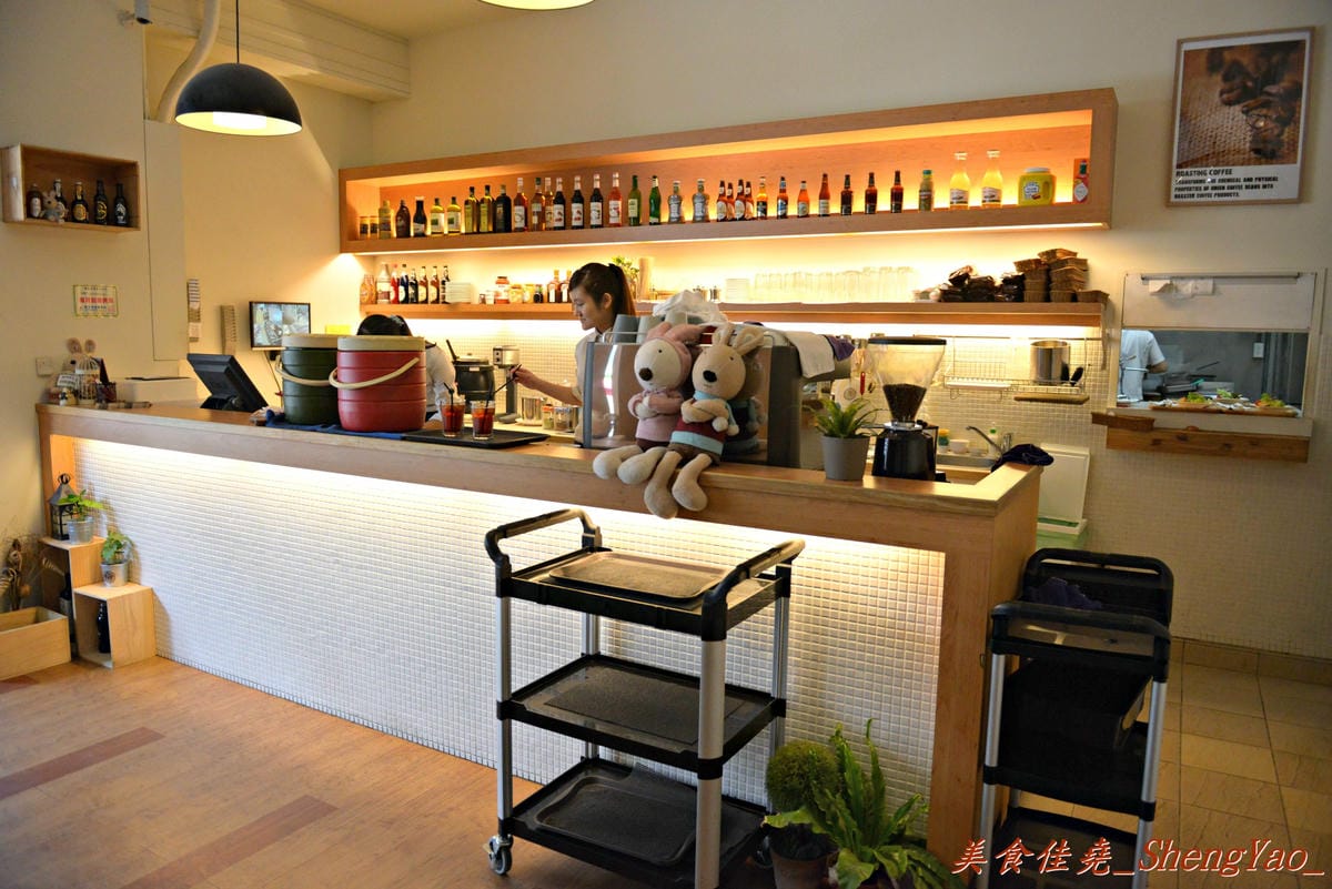 [台中龍井]豆子洋食商行 – 在東海商圈小有名氣的”豆子咖啡”轉型賣洋食鍋物了,餐點口味有水準,份量充足且價位合理,用餐環境超舒適,約會聚餐好去處。(店家邀約)